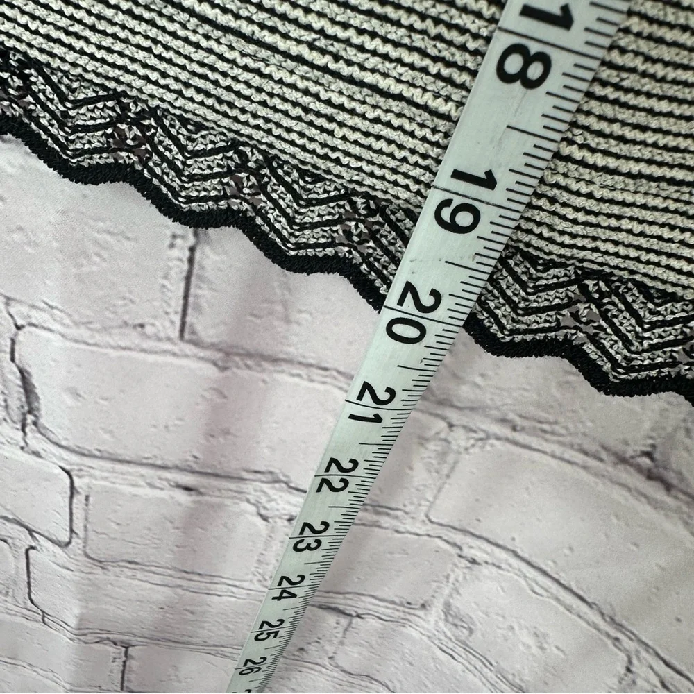 St. John Collection by marie gray Black white textured knit Pencil Skirt sz 4